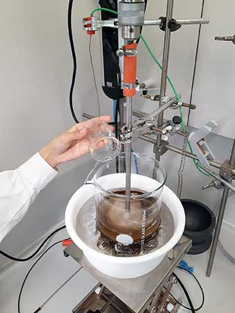 Das Bild zeigt eine Apparatur für die Synthese von biobasierten Ammonium-Phytaten.