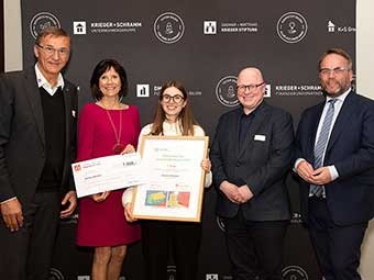 Gruppenbild von der Preisverleihung des DMK Awards: (v.l.n.r.) Matthias Krieger (Stiftung), Dagmar Krieger (Stiftung), Vanessa Bronner, Prof. Dipl.-Ing. Architekt BDA DWB Alexander Reichel, Juryvorsitzender, Staatsminister Timon Gremmels, Schirmherr 