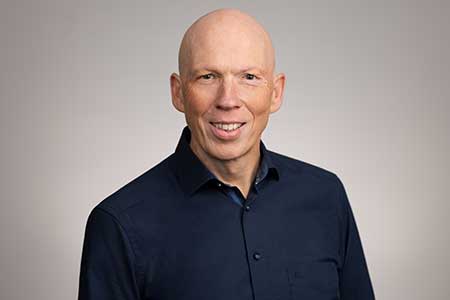 Das Bild zeigt ein Porträtfoto von Dipl.-Ing. Thomas Raphael vom VDE Ausschuss für Blitzschutz und Blitzforschung (VDE ABB) 