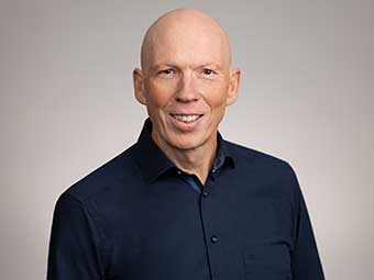 Das Bild zeigt ein Porträtfoto von Dipl.-Ing. Thomas Raphael vom VDE Ausschuss für Blitzschutz und Blitzforschung (VDE ABB) 