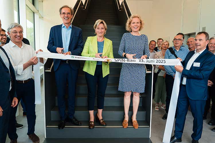 Prof. Dr. Philip Leistner (Fraunhofer IBP), Wirtschaftsministerin Dr. Nicole Hoffmeister-Kraut und Prof. Dr. Katharina Hölzle (Fraunhofer IAO, v. l. n. r.) eröffnen den SPiN-Bau mit dem symbolischen Durchtrennen des Eröffnungsbands 