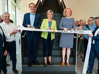 Prof. Dr. Philip Leistner (Fraunhofer IBP), Wirtschaftsministerin Dr. Nicole Hoffmeister-Kraut und Prof. Dr. Katharina Hölzle (Fraunhofer IAO, v. l. n. r.) eröffnen den SPiN-Bau mit dem symbolischen Durchtrennen des Eröffnungsbands 