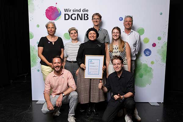 Das Bild zeigt (v. l. n. r.) Anna Braune (DGNB), John Vogelmann (Klangerfinder), Marlen Pfeiffer (Proesler Kommunikation) Hanaa Dahy (Forschungsgruppe BioMat), Jochen Aminde (Stadt Ulm), Anna Aich (Stadt Ulm), Alec Dull (Klangerfinder), Martin Prösler (Proesler Kommunikation) 