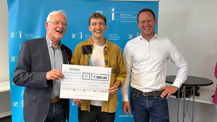 Platz 1: TRIQBRIQ AG Tübingen, vertreten durch Yannik Nolle (Mitte), mit Prof. Dr. Norbert Gebbeken, Präsident der Bayerischen Ingenieurekammer-Bau (li.) und Dipl.-Ing. Univ. Josef Geiger, Juryvorsitzender und Geschäftsleitung Geiger Unternehmensgruppe (re.) 