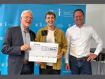 Platz 1: TRIQBRIQ AG Tübingen, vertreten durch Yannik Nolle (Mitte), mit Prof. Dr. Norbert Gebbeken, Präsident der Bayerischen Ingenieurekammer-Bau (li.) und Dipl.-Ing. Univ. Josef Geiger, Juryvorsitzender und Geschäftsleitung Geiger Unternehmensgruppe (re.) 