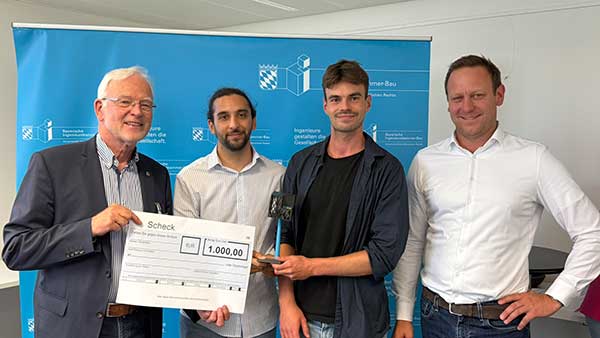 2. Platz: Can Murat und David Auch (Mitte) mit Prof. Dr. Norbert Gebbeken (li.) und Dipl.-Ing. Univ. Josef Geiger (re.)
