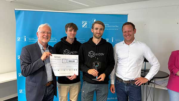 3. Platz: Excav UG, vertreten durch Florian Heiß und Emanuel Sizmann (Mitte) mit Prof. Dr. Norbert Gebbeken (li.) und Dipl.-Ing. Univ. Josef Geiger (re.)