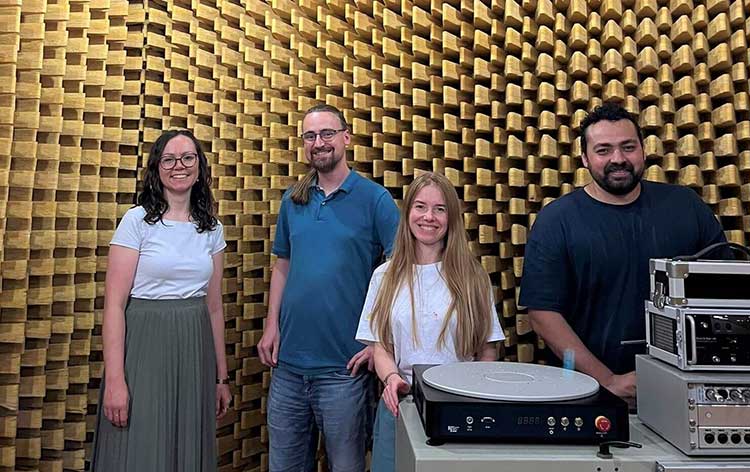 Akustik-Team des Technologiezentrums E-Textiles & Akustik im Schallmessraum der DITF (v. l. n. r.): Luisa Euler, Tobias Hecht, Elena Shabalina, Ahmed Mehrem (Foto: DITF) 