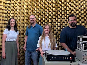 Akustik-Team des Technologiezentrums E-Textiles & Akustik im Schallmessraum der DITF (v. l. n. r.): Luisa Euler, Tobias Hecht, Elena Shabalina, Ahmed Mehrem (Foto: DITF) 