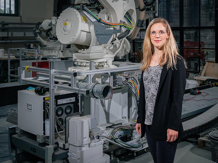 Portrait Professorin Dr. Inka Mai im Labor 