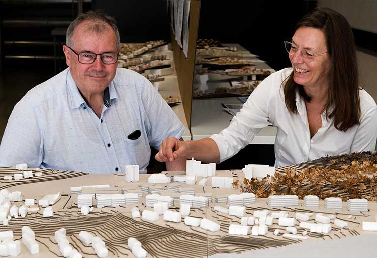 Prof. Anja Ohliger (rechts), Studiengangsleiterin Architektur, zeigt Dekan Prof. Dr. Egbert Keßler (links) im Modell ein Wohngebiet im Coburger Stadtteil Wüstenahorn. 