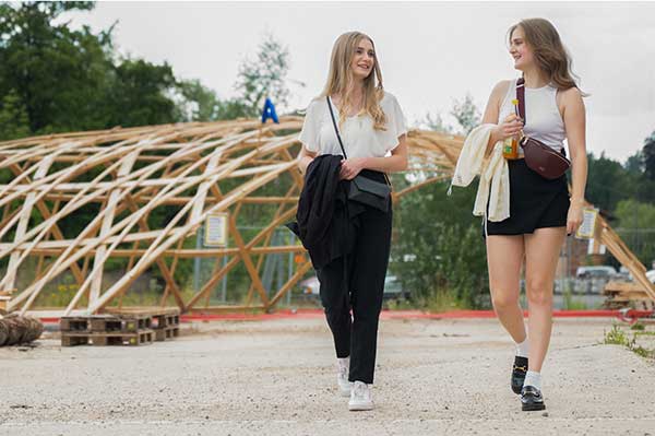Das Bild zeigt Jenny Bernhardt und Pauline Kuhn aus dem 6. Semester Architektur vor der Gridshell auf dem ehemaligen Schlachthofgelände.