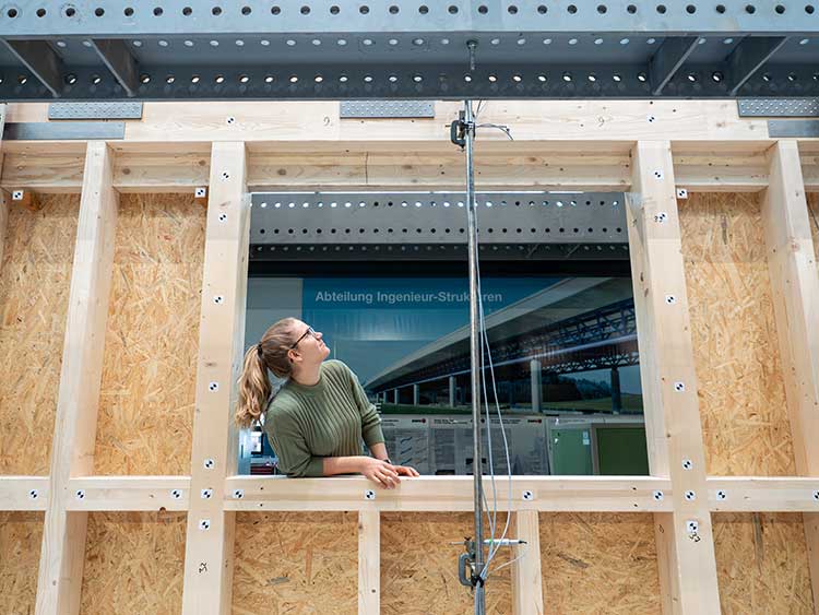 Nadja Manser untersucht die horizontale Traglast von Wänden in Holzrahmenbauweise, die Fensteröffnungen enthalten. 