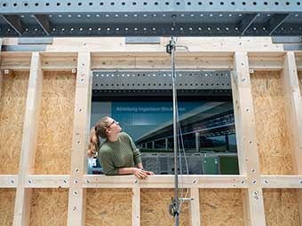 Nadja Manser untersucht die horizontale Traglast von Wänden in Holzrahmenbauweise, die Fensteröffnungen enthalten. 