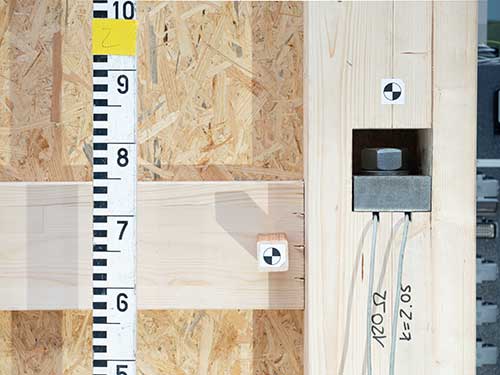 Visuelle Markierungen an der Wand helfen bei der Auswertung der Messergebnisse