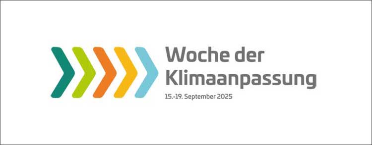 Logo zur »Woche der Klimaanpassung« vom 15. bis 19. September 2025. Links fünf stilisierte Pfeile in Dunkelgrün, Hellgrün, einem dunklen und einem hellen Orange und Hellblau, die nach rechts weisen. Rechts daneben in grauer Schrift der Text »Woche der Klimaanpassung« und darunter das Datum in kleinerer Schriftgröße. 