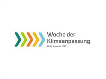 Logo zur »Woche der Klimaanpassung« vom 15. bis 19. September 2025. Links fünf stilisierte Pfeile in Dunkelgrün, Hellgrün, einem dunklen und einem hellen Orange und Hellblau, die nach rechts weisen. Rechts daneben in grauer Schrift der Text »Woche der Klimaanpassung« und darunter das Datum in kleinerer Schriftgröße. 