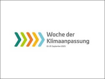 Logo zur »Woche der Klimaanpassung« vom 15. bis 19. September 2025. Links fünf stilisierte Pfeile in Dunkelgrün, Hellgrün, einem dunklen und einem hellen Orange und Hellblau, die nach rechts weisen. Rechts daneben in grauer Schrift der Text »Woche der Klimaanpassung« und darunter das Datum in kleinerer Schriftgröße. 