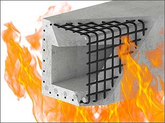 Schnittdarstellung eines Betonbauteils mit sichtbaren Bewehrungsstäben aus Stahl. Das Bauteil ist von Flammen umgeben, die auf eine Brandbeanspruchung hinweisen. Die Bewehrung verläuft an den Außenseiten des Querschnitts in Längs- und Querrichtung. 