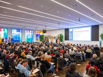 Blick in den voll besetzten Veranstaltungssaal beim Herbstforum Altbau 2024 